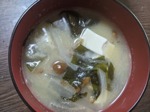 豆腐と玉ねぎとわかめのナメコ汁